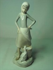 Lladro GIRL WITH MILK PAIL