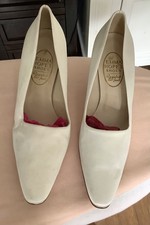 EMMA HOPE-White satin court shoes. New without tags. Size: 41