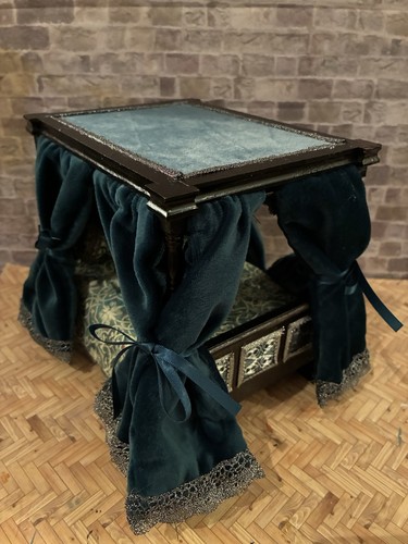 Dolls house scale - dolls,