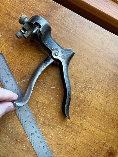 Vintage cast iron saw - cast, toot