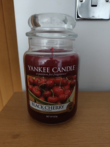 Yankee candle black cherry - black,
