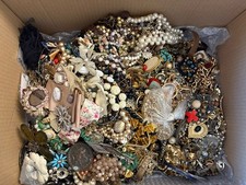 HUGE BROKEN VINTAGE/MODERN COSTUME JEWELLERY JOB LOT spare/repair/harvest 9.8kg!