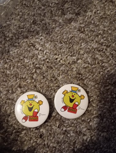 Two men beefeater badges - mr,