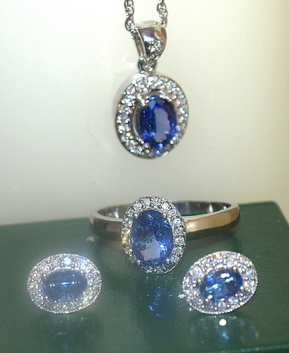 18ct white gold tanzanite - 18ct,