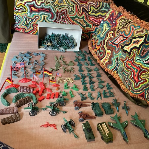 Vintage plastic toy soldiers - vintage,
