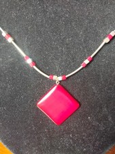 RED PERSPEX DIAMOND SHAPE ON SILVERY WIRE NECKLACE WITH SQUARE BEADS AND TUBES