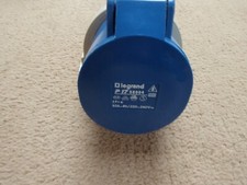 240V 32A 3 PIN BLUE SITE INDUSTRIAL PLUGS & SOCKETS FEMALE IP44 2 P&EARTH
