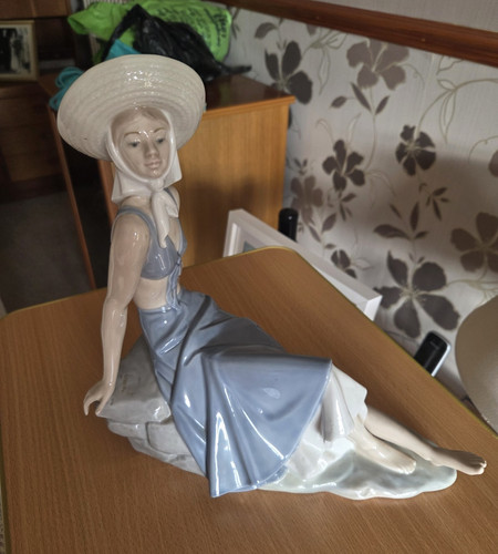 Nao lladro lady - by,