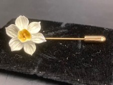 VINTAGE AYNSLEY BONE CHINA AND GOLD TONE DAFFODIL PIN BROOCH WITH SHEATH