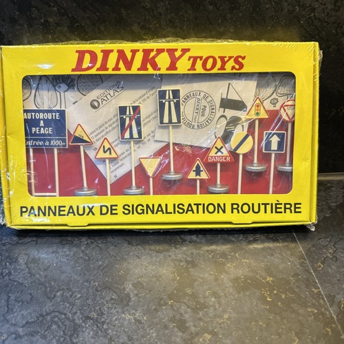 Dinky toys plastic road signs - dinky,