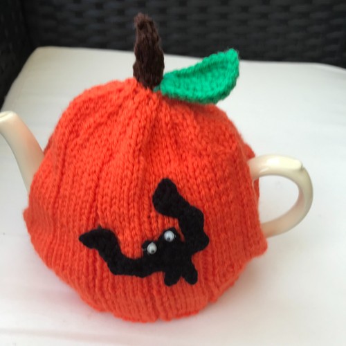Hand knitted pumpkin bat - /bat, tea