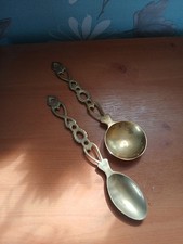 PAIR OF VINTAGE BRASS FOLK SPOONS ORNATE DECORATIVE WALL HANGINGS COUNTRY STYLE