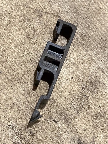 Front axle clip - front,