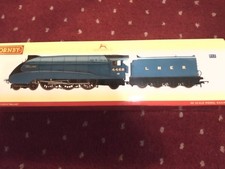 Hornby OO Gauge Mallard LNER A4 Class, 4-6-2, 4468 Steam Locomotive Train R3371