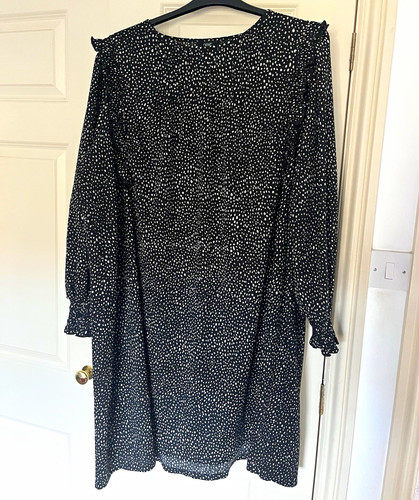 Next size black white - next,