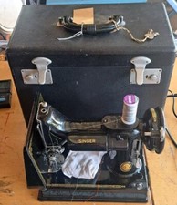 Singer 221K Featherweight Sewing Machine 1952 - Serial.No. EH372688.