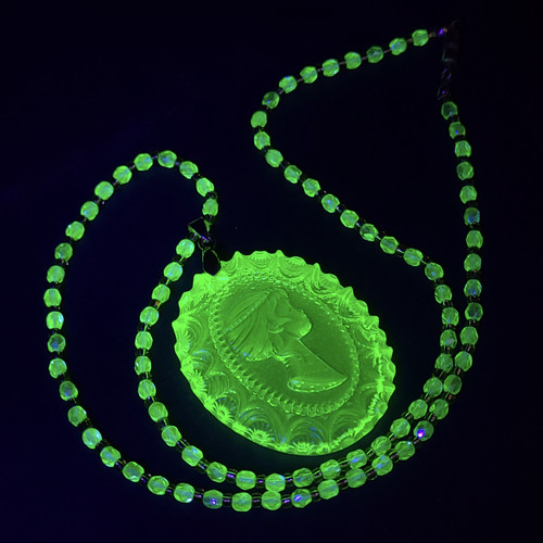 Uranium glass necklace - glass, 23''