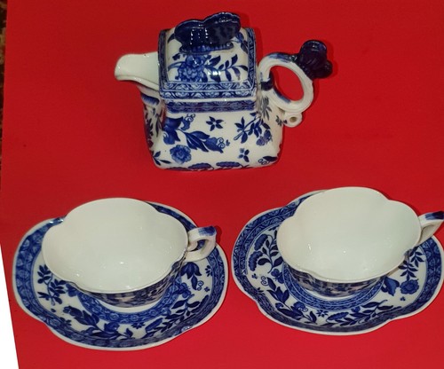 Blue and white floral patten