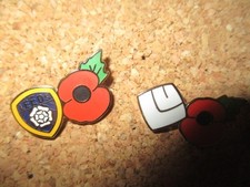 2 LEEDS UTD   FOOTBALL BADGES