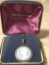 Wedgwood Jasperware QE2 antique/ Vintage Cameo Pendant Hallmarked Silver & Box