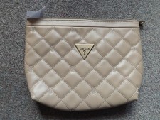 Guess quilted Taupe Makeup