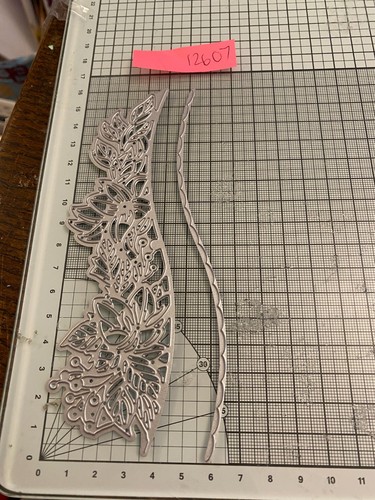 Floral poinsettia edging die