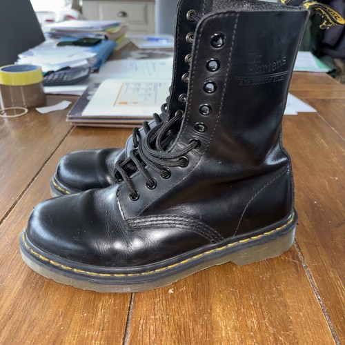 Martens airwair hole - dr,