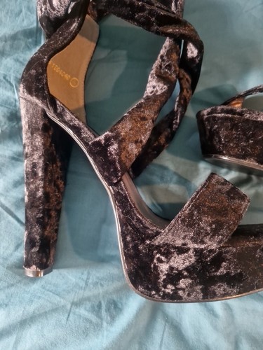 Gorgeous velvet look high heel - look,