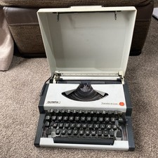 Olympia Traveller De Luxe Vintage Typewriter & Hard Case - see description