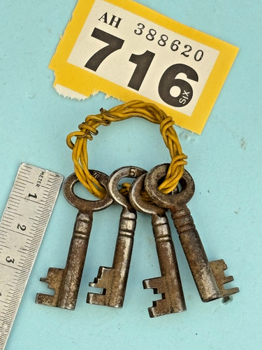 Small vintage keys - vintage,