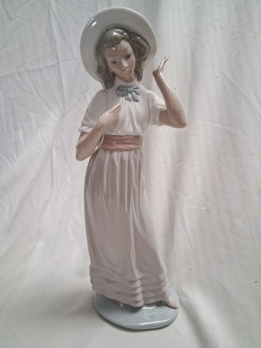 Lladro nao lady - with, flower"