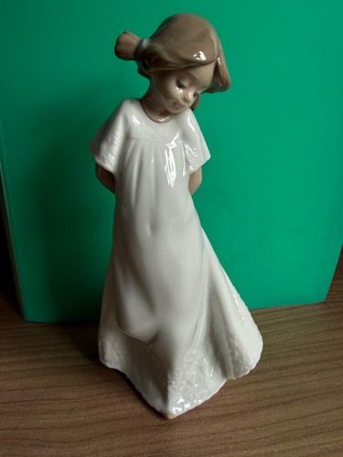Nao girl figurine shy - nao, shy'