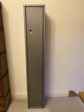 grey metal 3 Gun gun cabinet - 2 keys - pre-loved, 6 bolt points for fix to wall