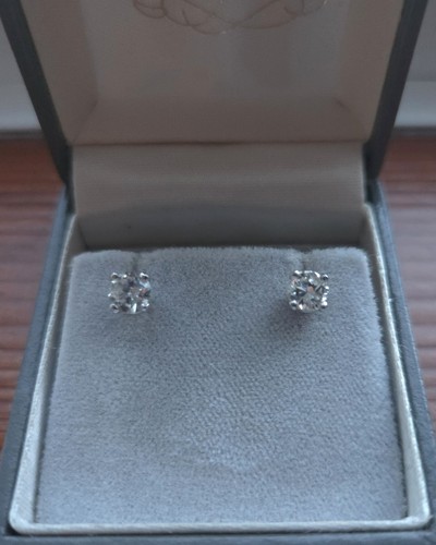 Carat diamond stud - 0.80,