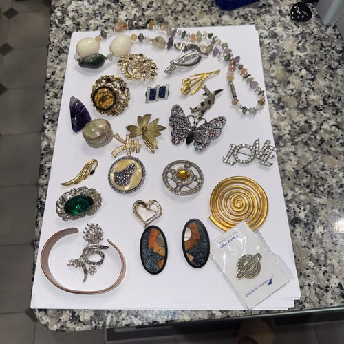 Mixed brooches and vintage - mixed,