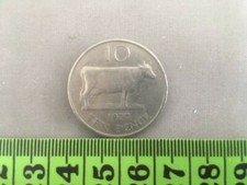 COINS: GUERNSEY COW 10 NEW PENCE COIN 1977 'BALLIVIE INSVLE DE GERNEREVE'.