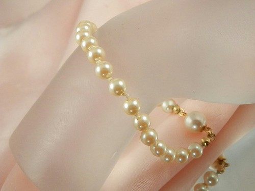 Very pretty vintage faux - faux, pearl