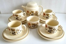 J & G MEAKIN "HEDGEROW" 14 PIECE PART TEASET (TEAPOT CUPS,SAUCERS,PLATES & BOWL)