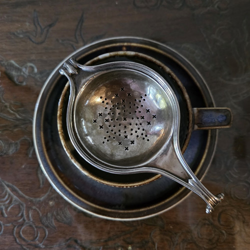 Antique tea strainer - -,