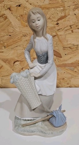 Nao lladro girl with basket - nao,
