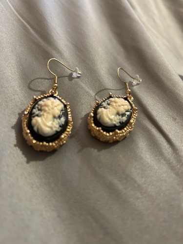 Gold coloured metal cameo - gold,