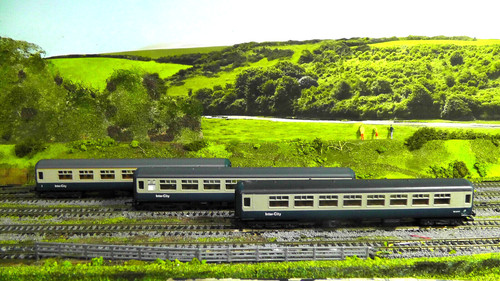 Model railway coaches and