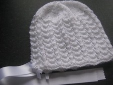 LOVELY HAND KNITTED BABY BONNET IN WHITE SIZE NEW BORN (6)