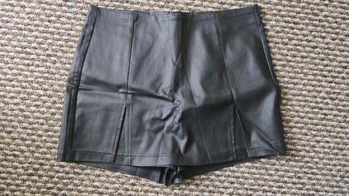 Black leather look - shorts, size