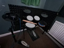 Electronic drum kit - Alesis nitro max With Headset, Sticks, And Practice Pad