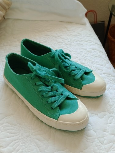 New green canvas pumps - green,