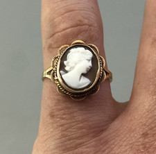 Modern 9ct Yellow Gold Cameo