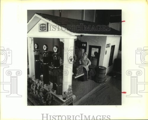 1990 press photo gas - photo, station