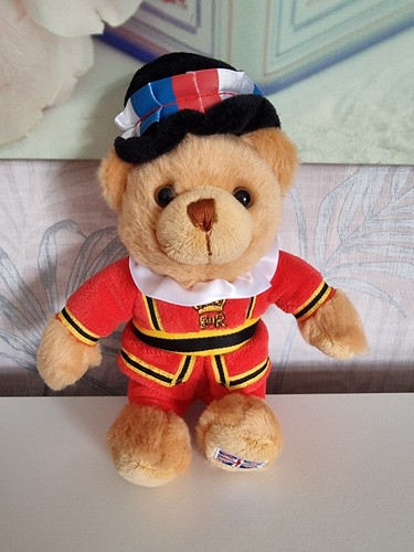 New queens guard royal bear - guard,