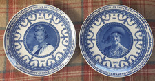 2 WEDGWOOD ROYAL FAMILY COMMEMORATION DAILY MAIL PLATES 22.5 CM